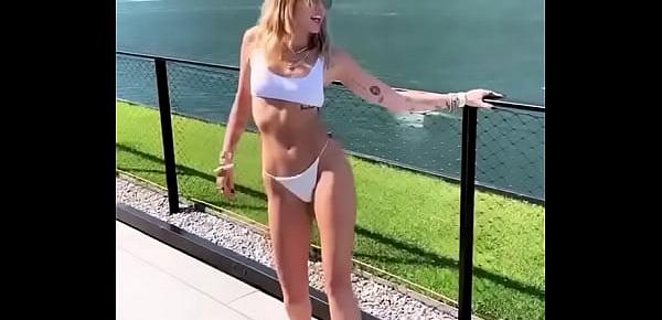 Miley Cyrus Is Dancing Her Way Through Her Italian Vacation